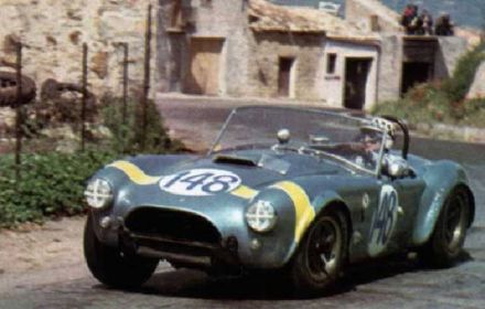 Masten Gregory i Innes Ireland - Shelby Cobra roadster.